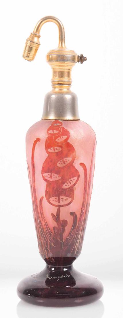 LE VERRE FRANC?AIS – CHARDER Verrerie de forme balustre: LE VERRE FRANC?AIS – CHARDER Verrerie de forme balustre a? usage de vaporisateur E?preuve en verre multicouche de?gage? a? l’acide a? de?cor dit de « digitales » de coloration rouge sur fond ros