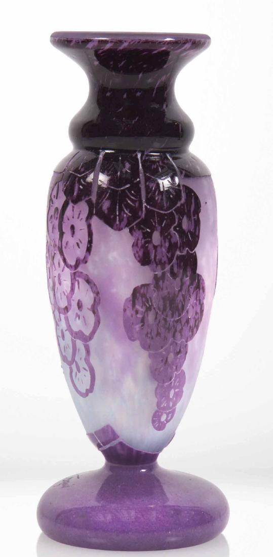 LE VERRE FRANC?AIS – CHARDER Vase de forme balustre a?: LE VERRE FRANC?AIS – CHARDER Vase de forme balustre a? col e?vase? et e?leve? sur pie?douche E?preuve en verre multicouche de?gage? l’acide a? de?cor dit « lavandes » de coloration violette sur