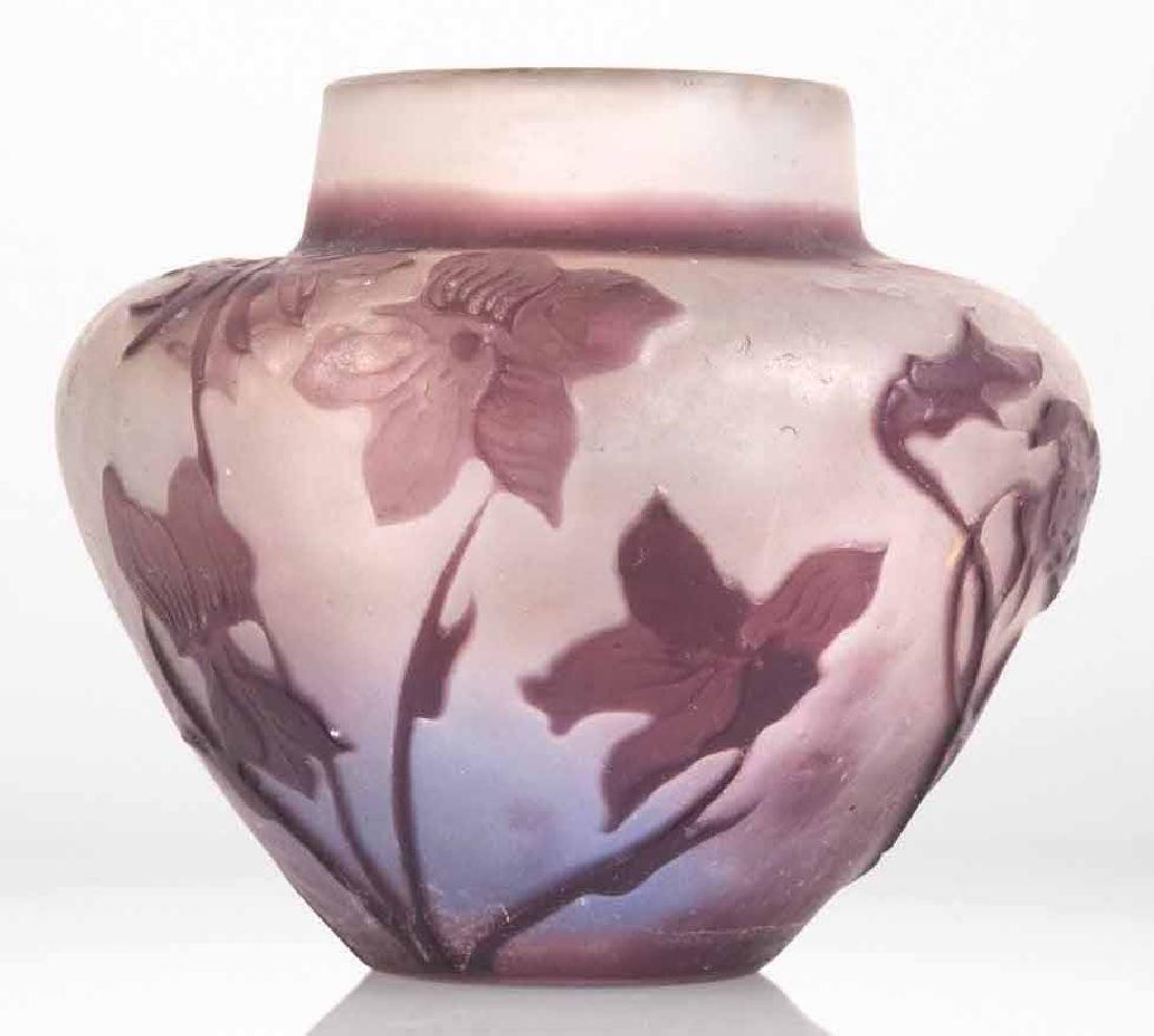 E?TABLISSEMENTS GALLE? Vase de forme toupie dite «: E?TABLISSEMENTS GALLE? Vase de forme toupie dite « ce?re?monie du the? » E?preuve en verre multicouche grave? a? l’acide a? de?cor de violettes mauves sur fond bleute? nuance? de violine. De?fauts