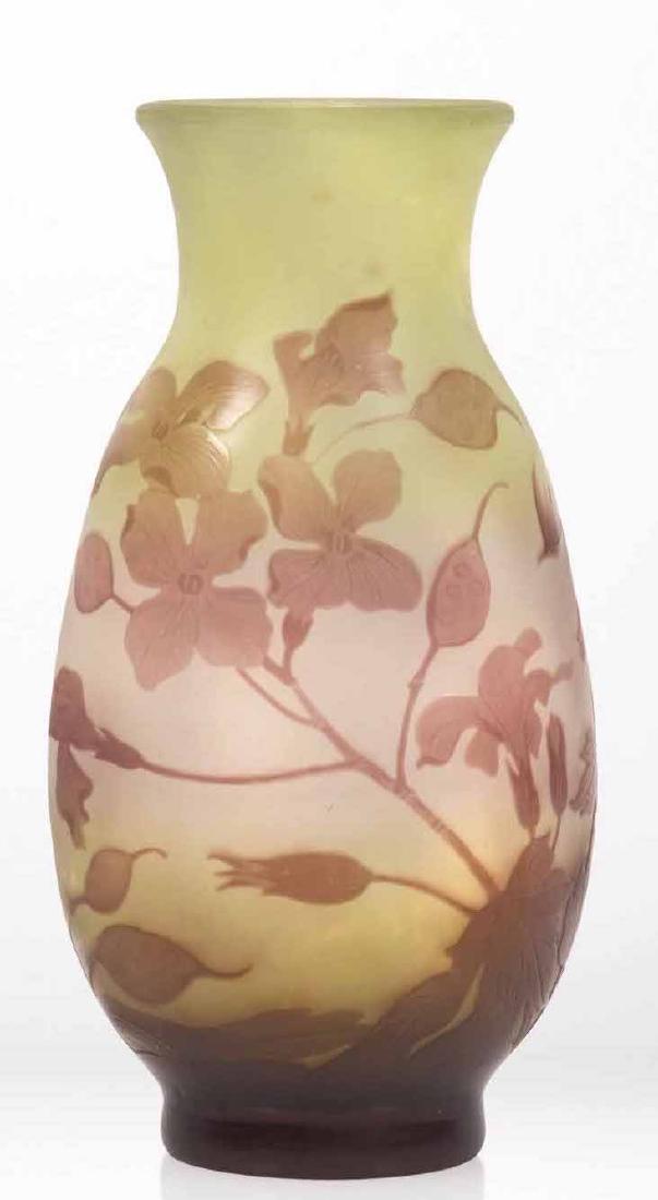 E?TABLISSEMENTS GALLE? Vase pansue e?leve? sur: E?TABLISSEMENTS GALLE? Vase pansue e?leve? sur pie?douche en retrait et col e?vase? E?preuve en verre multicouche de?gage? a? l’acide a? de?cor tournant de lunaria violine sur fond blanc opalescent