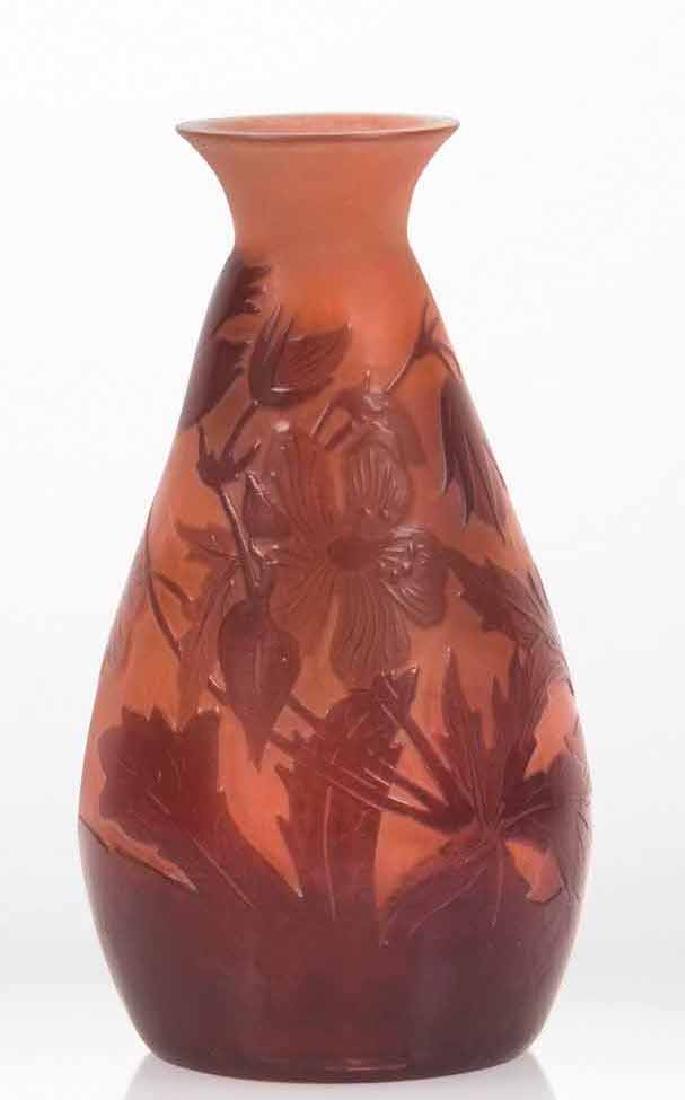 E?TABLISSEMENTS GALLE? Vase piriforme a? col e?vase?: E?TABLISSEMENTS GALLE? Vase piriforme a? col e?vase? E?preuve en verre multicouche de?gage? a? l’acide a? de?cor tournant de ge?raniums robert violine sur fond opalescent rose. Signature Galle?. H.