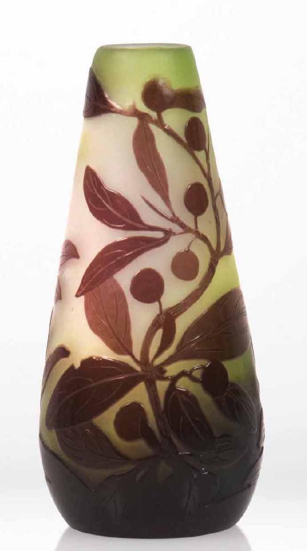 E?TABLISSEMENTS GALLE? Vase obus E?preuve en verre: E?TABLISSEMENTS GALLE? Vase obus E?preuve en verre multicouche de?gage? a? l’acide a? de?cor tournant de myrte violine sur fond blanc opalescent nuage? de vert. Signature Galle? a? l’e?toile. H. :