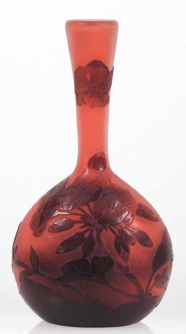 E?TABLISSEMENTS GALLE? Vase soliflore E?preuve en verre: E?TABLISSEMENTS GALLE? Vase soliflore E?preuve en verre multicouche de?gage? a? l’acide a? de?cor tournant de pelargoniums brun violine sur sur fond rouge-rose? opalescent. Signature Galle?. H. : 15