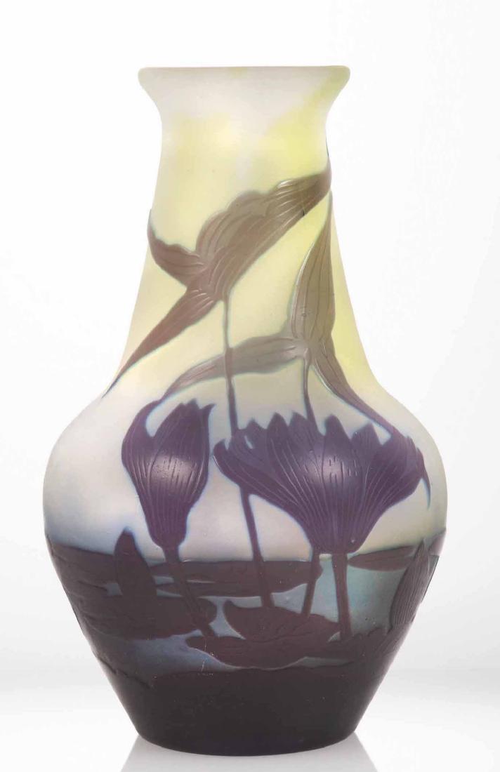 E?TABLISSEMENTS GALLE? Vase balustre a? panse renfle?e: E?TABLISSEMENTS GALLE? Vase balustre a? panse renfle?e E?preuve en verre multicouche de?gage? a? l’acide a? de?cor tournant de nymphe?as bleu violine sur fond blanc opalescent nuage? de vert. Signat