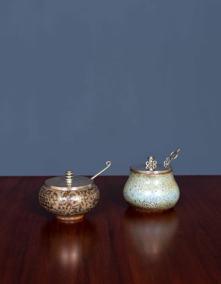 BODE WILLUMSEN (1895-1987) Pot a? confiture couvercle: BODE WILLUMSEN (1895-1987) Pot a? confiture couvercle et cuille?re par Hans Hansen Gre? e?maille? et argent Pot signe? et monograme? de Bode Willumsen et Hans Hansen Date de cre?ation : 1937 H 9,5 cm