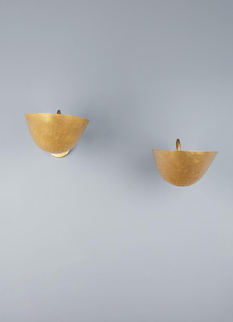 CARL-AXEL ACKING (1910-2001) Paire d’appliques Laiton: CARL-AXEL ACKING (1910-2001) Paire d’appliques Laiton Edition Bro?derna Malmstro?ms Metallvarufabrik Date de fabrication: vers 1940 H 19 x L 26 x P 43,5 cm Pair of wall light Brass 7,4 x 10,2 x 17,