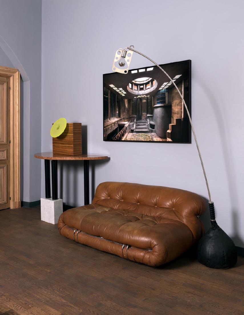 ISOLA AND ROBERTO GABETTI Bul-Bo Lampadaire Cuir et: ISOLA AND ROBERTO GABETTI Bul-Bo Lampadaire Cuir et me?tal chrome? Edition Linea GB Milano Date de cre?ation : 1969 H 230 x L 120 x P 50 cm Floorlamp Leather and chromed metal 90,5 x 47,2 x 19,6 in