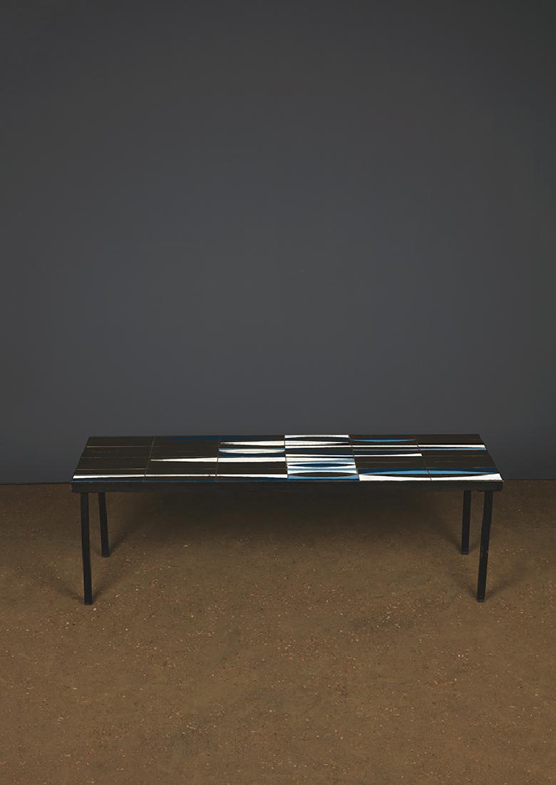 ROGER CAPRON (1920-2006) Navettes Table basse Fai?ence: ROGER CAPRON (1920-2006) Navettes Table basse Fai?ence e?maille?e bleue et me?tal laque? noir Signe?e Date de cre?ation : 1960 H 39 L121 x P 39 cm Coffee table Glazed earthenware and lacquered black m