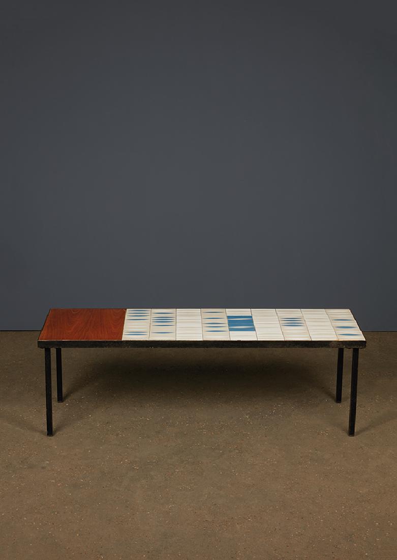ROGER CAPRON (1920-2006) Navettes Table basse Fai?ence,: ROGER CAPRON (1920-2006) Navettes Table basse Fai?ence, me?tal et bois Signe?e Date de cre?ation : vers 1950 H 38 x L 120 x P 40 cm Coffee table Earthenware metal and wood 14,9 x 47,2 x 15,7 in