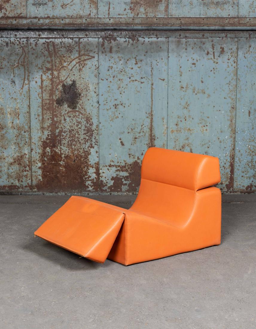 JEAN PAUL BARRAY (1930-2012) Jacquet Chauffeuse Mousse: JEAN PAUL BARRAY (1930-2012) Jacquet Chauffeuse Mousse thermoforme?e et simili cuir Edition Dunlop Date de cre?ation : 1972 H 61 x L 59 x P 108 cm Armchair Thermoformed foam and leatherette 24x 23,2x