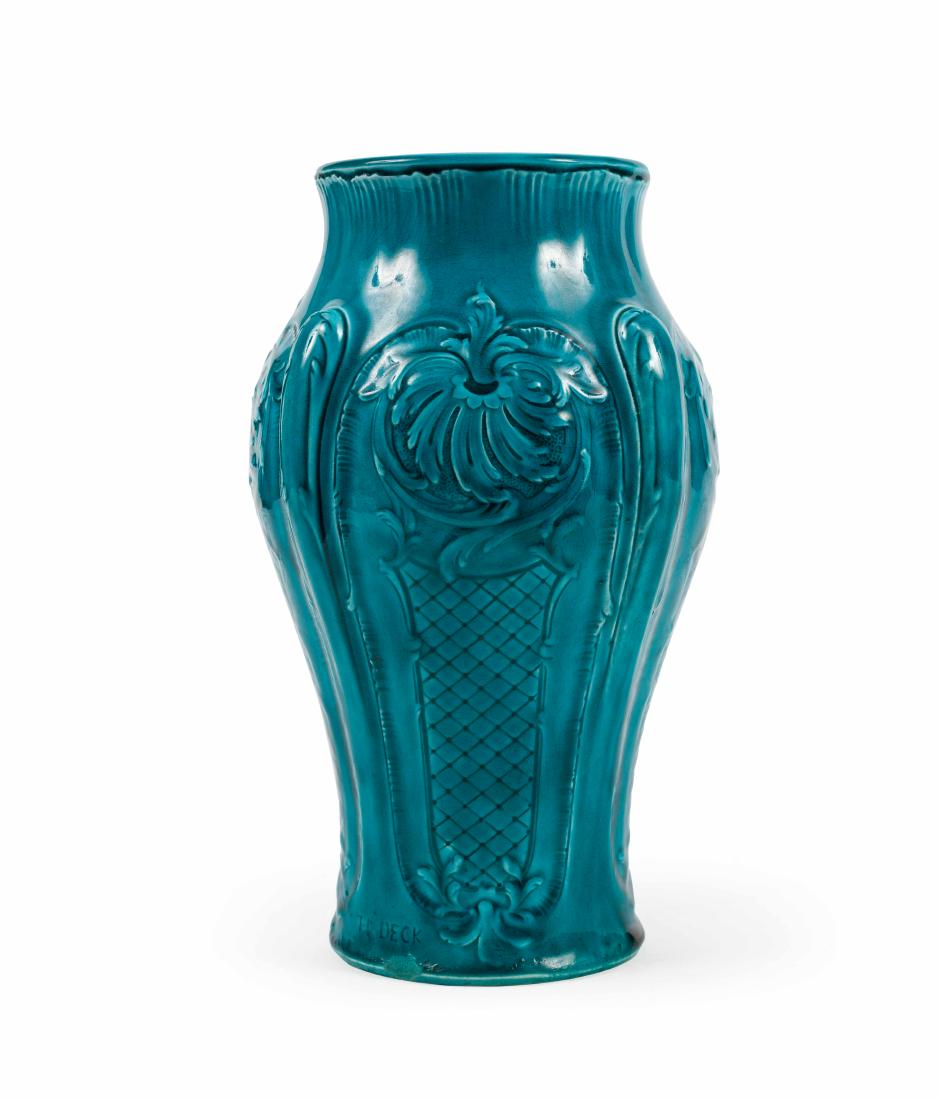 Théodore DECK (1823-1891) Vase de forme balustre en: Théodore DECK (1823-1891) Vase de forme balustre en faïence émaillée bleu turquoise, à décor en relief de feuillages et cartouches quadrillés. Petit éclat à la base. Marqué TH. DECK. Fin du