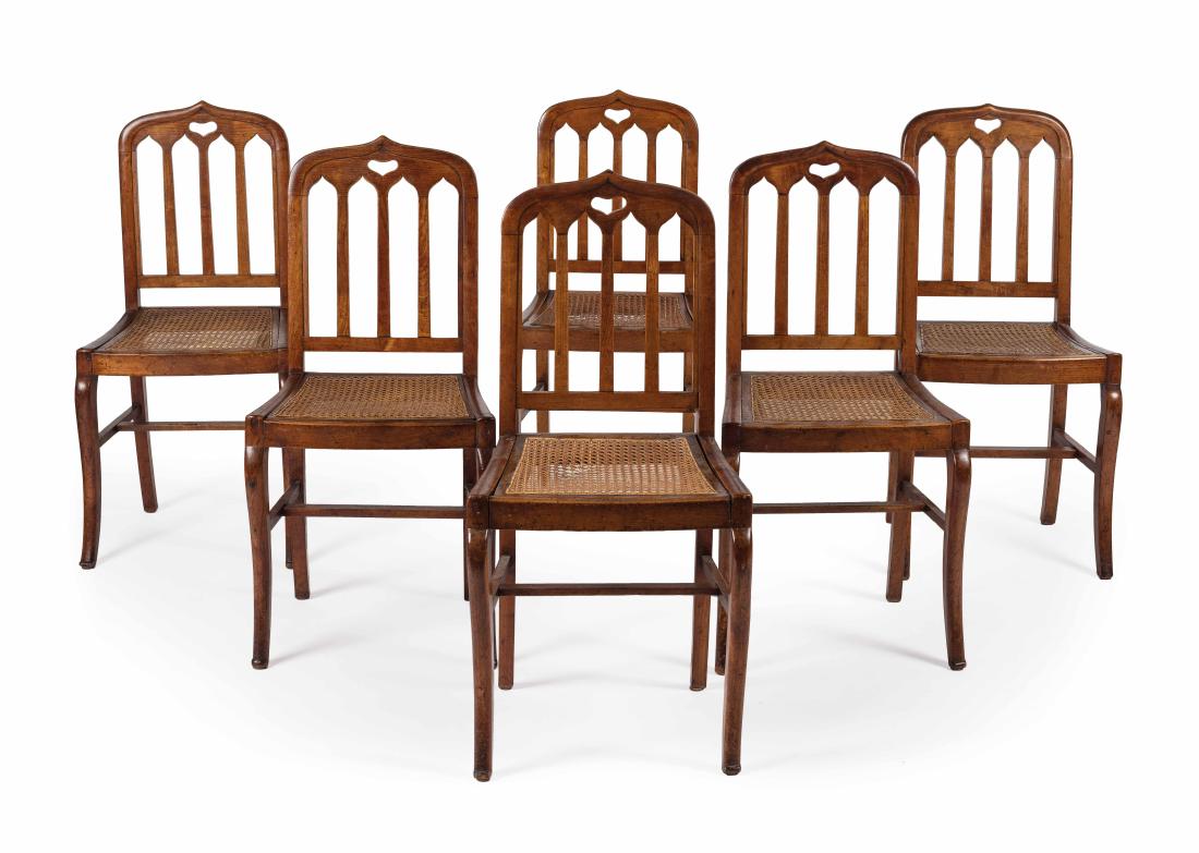 SUITE DE SIX CHAISES à dossier cathédrale à prise de: SUITE DE SIX CHAISES à dossier cathédrale à prise de main, l’assise amovible cannée et les pieds consoles Epoque Restauration. H. 87 cm, L. 41 cm, P. 37 cm a set of 6 chairs, Restoration period,