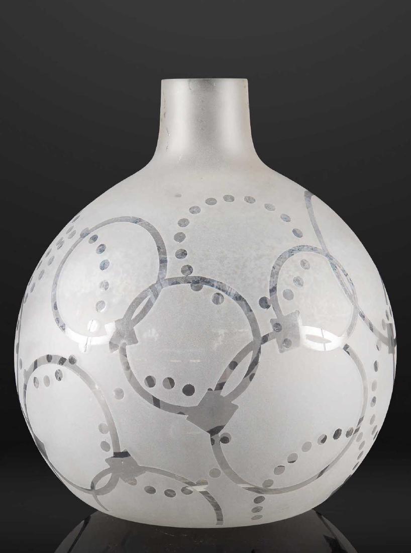 JEAN-BORIS LACROIX (1902-1984) Vase sphe?rique en verre: JEAN-BORIS LACROIX (1902-1984) Vase sphe?rique en verre blanc a? de?cor de cercles et pastilles grave?s au jet de sable. Signe?, nume?rote? B71 et date? 1931. Haut. 33 cm Spherical white glass vase; S