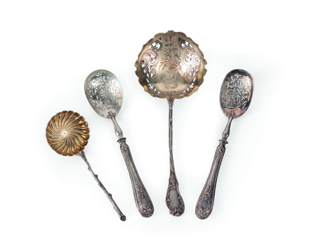 QUATRE CUILLÈRES EN ARGENT - Une cuillère: QUATRE CUILLÈRES EN ARGENT - Une cuillère à fruit, cuilleron en vermeil et manche en forme de branche. Maitre orfèvre : Alphonse Debain (ca 1883/1911) H. 13 cm. Poids brut : 26,3 g