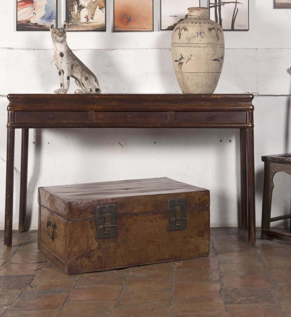 Console Chine - XXe siècle Ouvrant par trois: Console Chine - XXe siècle Ouvrant par trois tiroirs en ceinture, plateau rectan- gulaire à bords arrondis, les pieds arrondis. H. : 94 cm. L. : 153 cm. P. : 47 cm. On y joint deux chaises