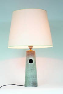 ANTOINE DE VINCK (1924-1992): Lampe de table Table lamp in enameled ceramic by Antoine de Vinck Date de création : vers 1970 Céramique H 75 D 45 cm