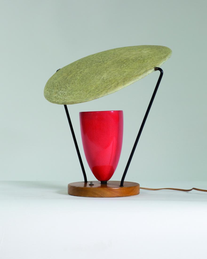 MITCHELL BOBRICK (1878-1959): Lampe de table Ceramic table lamp with epoxy shade by Mitchell Bobrick Date de création : vers 1950 Bois et céramique H 39 L 44 P 41 cm