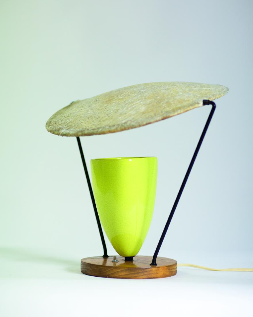 MITCHELL BOBRICK (1878-1959): Lampe de table Ceramic table lamp with epoxy shade by Mitchell Bobrick Date de création : vers 1950 Céramique, bois et métal H 39 L 47 P 41 cm