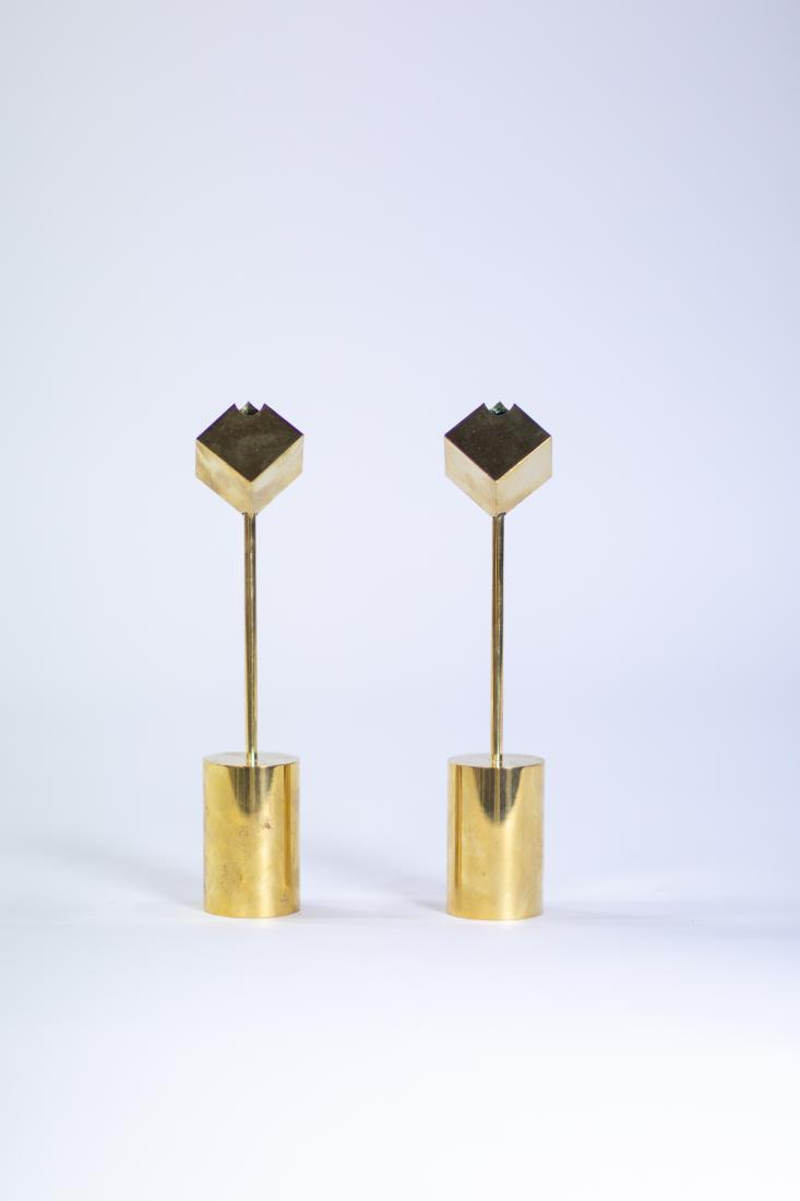 PIERRE FORSSELL (1925-2004): Edition Skultuna Paire de bougeoirs Pair of brass candelsticks by Pierre Forssell Date de création : 1967 Paire de bougeoirs Laiton H 20 cm D 4.5 cm
