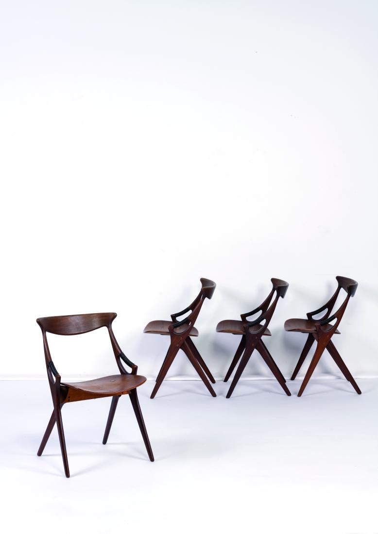 ARNE HOVMAND OLSEN (1919-1989): Edition Mogens Kold Quatre chaises Four chairs in teak and plastic by Arne Hovmand Olsen Date de création : 1959 Teck et plastique H 77,5 L 53 P 51 cm