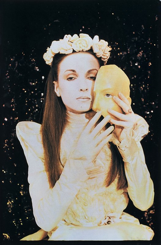 IRINA IONESCO (Née en 1935)Jeune femme au masque,: IRINA IONESCO (Née en 1935)Jeune femme au masque, 1970.Tirage Fresson couleur, signé en basà droite de la photo recto et verso.42 x 60 cm.