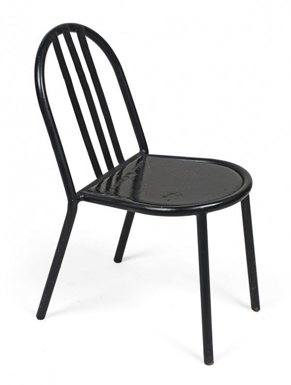 Robert MALLET-STEVENS (1886-1945) (attribué à)Cha: Robert MALLET-STEVENS (1886-1945) (attribué à)Chaise à dossier en double lame de métal, assise encontreplaqué montée sur une structure en tube d'acierreposant sur quatre pieds laqués noirs.82 x