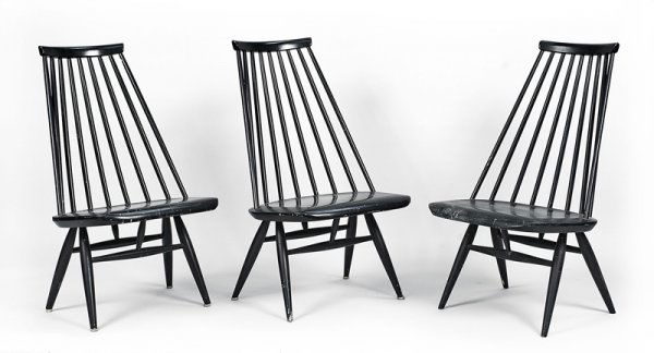 Ilmari TAPIOVAARA (1914-1999)Suite de trois chais: Ilmari TAPIOVAARA (1914-1999)Suite de trois chaises modèle Mademoiselle en bois laquénoir à haut dossier à dosseret arrondi monté sur desnavettes profilées enchâssées dans l'assise reposant su