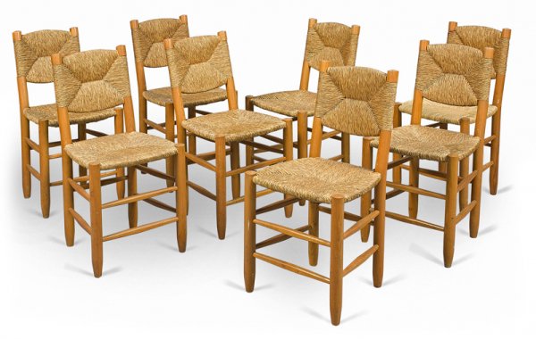 Charlotte PERRIAND (1903-1999)Suite de huit chais: Charlotte PERRIAND (1903-1999)Suite de huit chaises à dossiers et assises tendusde paille tressée disposés sur des bâtis en frênemassif à montants et piètements cylindre,à réception pointe, r