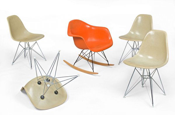 Charles (1907-1978) & Ray (1912-1988) EAMESSuite: Charles (1907-1978) & Ray (1912-1988) EAMESSuite de quatre chaises à assise et dossier coque enpolyester renforcé de fibres de verre de couleur jaune paillereposant sur un piètement tour eiffel en
