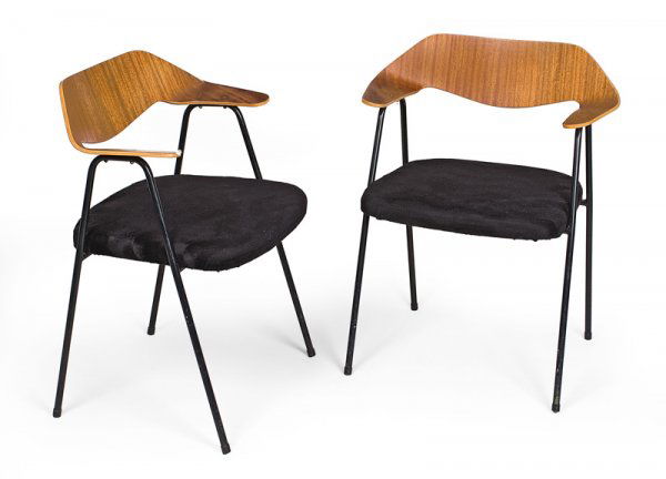 Robin DAY (Né en 1915)Paire de fauteuils à dossie: Robin DAY (Né en 1915)Paire de fauteuils à dossier et accoudoirs en bois thermoformécintré, assise en mousse garnie de mohair noir reposant sur undouble piètement delta à réception en caoutchou