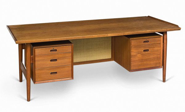 Arne VODDER (Né en 1926)Bureau en teck à plateau: Arne VODDER (Né en 1926)Bureau en teck à plateau rectangulaire de deux caissons enfaçade et d'un panneau d'entretoise à l'arrière en rabanereposant sur quatre pieds profilés à réception pointe