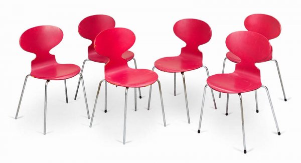 Arne JACOBSEN (1902-1971)Suite de six chaises mod: Arne JACOBSEN (1902-1971)Suite de six chaises modèle n°3100 dit Fourmi à assise etdossier monobloc en contreplaqué moulé relaqué prunereposant sur quatre pieds en tube d'acier inox à réception