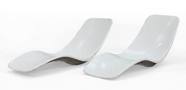 Charles ZUBLENA (Né en 1910)Paire de chaises long: Charles ZUBLENA (Né en 1910)Paire de chaises longue de forme ondulante en polyesterrenforcé de fibre de verre laqué blanc.62.5 x 169 x 61 cm.Edition Les plastiques de Bourgogne, circa 1965.