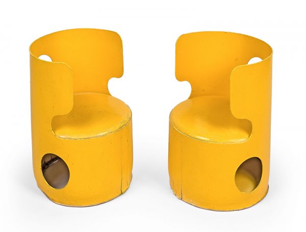 Jean Louis AVRIL (Né en 1935)Paire de chaises d'e: Jean Louis AVRIL (Né en 1935)Paire de chaises d'enfant en carton celloderne de formecylindrique à assise circulaire de couleur jaune.49.5 x 35 cm.Edition Marty L.A.C, 1967.Bibliographie: Modèle sim