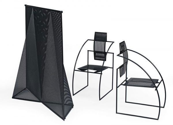 Mario BOTTA (Né en 1943)Suite de quatre chaises m: Mario BOTTA (Né en 1943)Suite de quatre chaises modèle Quinta à dossier et assise enfeuille de métal disposés sur une structure en tube d'acierlaqué noir formant les accoudoirs et le piétement.