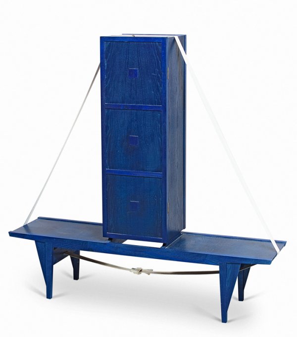 Pascal MOURGUE (Né en 1943)Rare cabinet modèle Pa: Pascal MOURGUE (Né en 1943)Rare cabinet modèle Paris – Yeu en bois laqué bleu électriqueà corps vertical rectangulaire dégageant trois grands tiroirs àprises carrées reposant sur un banc dé