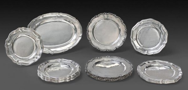 Ensemble de douze assiettes en argent. Poids : 5,4