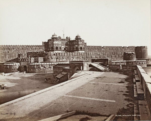 SAMUEL BOURNE ET AUTRESINDES, BIRMANIE, 18708 Tira: SAMUEL BOURNE ET AUTRESINDES, BIRMANIE, 18708 Tirages albuminés montés sur cartons d'origine.20,5 x 25,5cmVues de Delhi (un tirage signé Bourne), Lucknow, Rangoon….