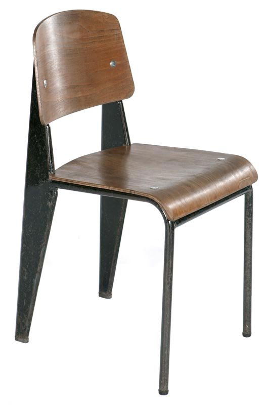 "Jean PROUVE (1901-1984)Paire de chaises de type: "Jean PROUVE (1901-1984)Paire de chaises de type Standard à assise et dossier encontreplaqué thermoformé reposant sur une structure en métaltubulaire et métal embouti laqué noir.81 x 41.5 x 46 c