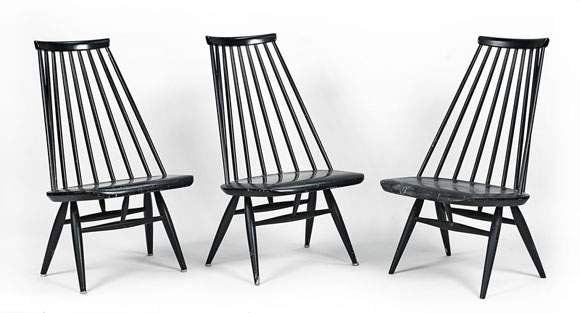 "Ilmari TAPIOVAARA (1914-1999)Suite de trois cha: "Ilmari TAPIOVAARA (1914-1999)Suite de trois chaises modèle Mademoiselle en bois laquénoir à haut dossier à dosseret arrondi monté sur des navettesprofilées enchâssées dans l'assise reposant s