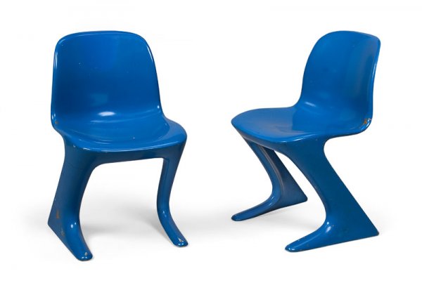 "TRAVAIL FRANÇAISPaire de chaises en polyester l: "TRAVAIL FRANÇAISPaire de chaises en polyester laqué bleufigurant des personnages assis.77 x 45 x 52 cm.Circa 1965."