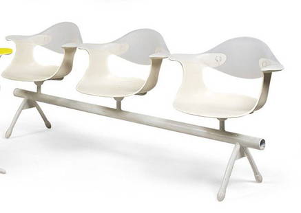 "Ross LOVEGROVE (Né en 1958)Banquette trois plac: "Ross LOVEGROVE (Né en 1958)Banquette trois places modèle Waterlilies à coque en matièreplastique à découpe stylisé formant le dossier, l'assise et lesaccoudoirs reposant sur une structure en