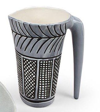 "Roger CAPRON (Né en 1922)Pichet à anse formant: "Roger CAPRON (Né en 1922)Pichet à anse formant piètement en céramiqueémaillée à décor géométrique noir dégagé surfond blanc.Signé Capron Vallauris sous la base.30 x 18 cm.Circa 1950"