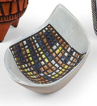 "Roger CAPRON (Né en 1922)Vide poches à décor qu: "Roger CAPRON (Né en 1922)Vide poches à décor quadrillé polychromedégagé sur fond blanc.17 x 28 x 18 cm.Circa 1950."