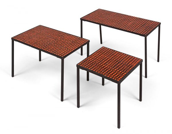 "Roger CAPRON (Né en 1922)Suite de trois tables: "Roger CAPRON (Né en 1922)Suite de trois tables basses rectangulaire et carré en céramiqueémaillée orange à décor pastille reposant sur des piedsen métal laqué noir.37.5 x 60 x 30 cm. ; 34 x