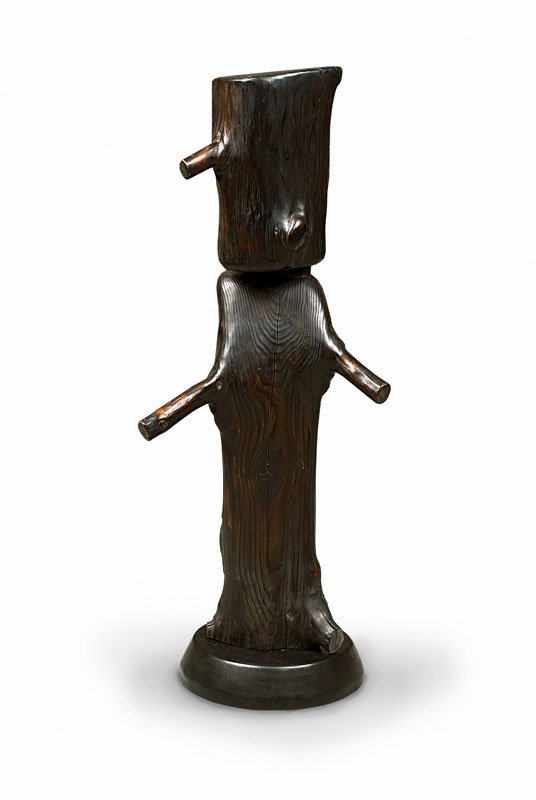 "WANG KEPING (né en 1949)Sans titre (Personnage: "WANG KEPING (né en 1949)Sans titre (Personnage aux petits bras).Sculpture en bois noirci.Signée à la base en chinois pour le nom et la lettre K pour le prénom.H. : 107 cm. L. : 46 cm. P. : 23 cm.