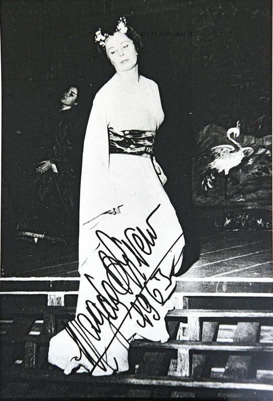 M A G D A O L I V E R O ( 1 9 1 0 ) 62 photograph: M A G D A O L I V E R O ( 1 9 1 0 ) 62 photographies dont 20 P.S. Divers formats. Portraits, Traviata, Iris, Mefistofele, Adriana Lecouvreur …