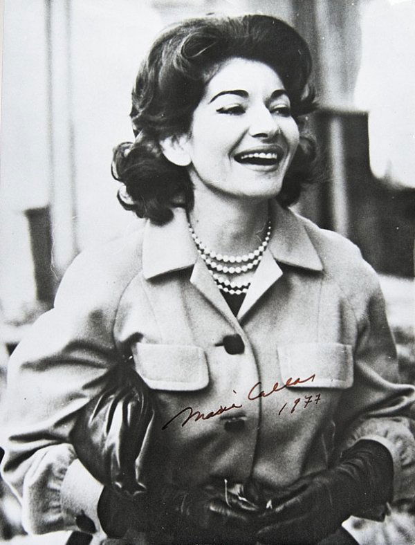 M A R I A C A L L A S ( 1 9 2 3 - 1 9 7 7 ) Photo: M A R I A C A L L A S ( 1 9 2 3 - 1 9 7 7 ) Photographie signée et datée 1977. 24 x 18 cm.