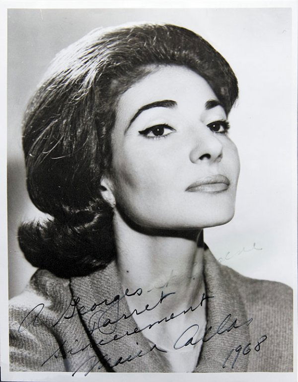 M A R I A C A L L A S ( 1 9 2 3 - 1 9 7 7 ) Photo: M A R I A C A L L A S ( 1 9 2 3 - 1 9 7 7 ) Photographie signée avec envoi à Georges FARRET, datée 1968. 21,5 x 17 cm.*