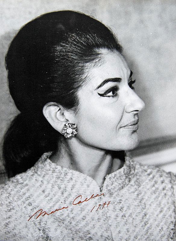 M A R I A C A L L A S ( 1 9 2 3 - 1 9 7 7 ) Photo: M A R I A C A L L A S ( 1 9 2 3 - 1 9 7 7 ) Photographie par Gérard NEUVECELLE, signée et datée 1977. 23,5 x 18 cm.